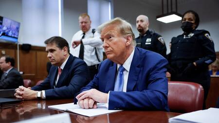Donald Trump y su abogado Todd Blanche. Foto: Reuters.