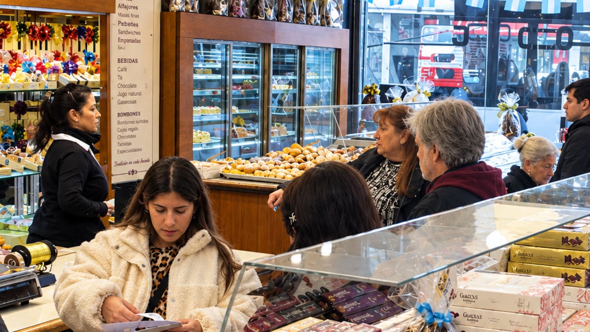 Política, café y rock nacional: el histórico salón de Caballito donde nació Sui Generis