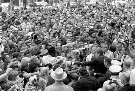 John F. Kennedy donde aparece el mandatario (c-d) mientras saluda a la multitud antes del inicio de un mitin, el 22 de noviembre de 1963 en el estacionamiento del Hotel Texas en Fort Worth, Texas (EE.UU). EFE