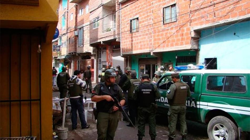 Allanan puesto de Gendarmería en Villa 1-11-14 por venta de drogas