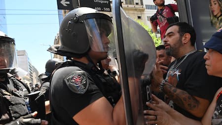 Tensión entre manifestantes y la Policía en la avenida Corrientes. Foto: Telam.
