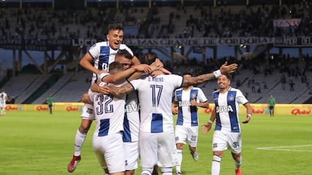 Festejo de Talleres tras eliminar a San Martín de San Juan de Copa Superliga