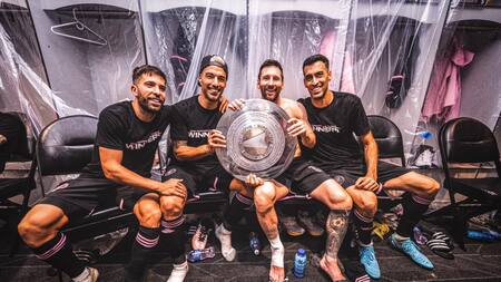Lionel Messi en el vestuario del Inter Miami con la Supporters´ Shield. Foto: @intermiamicf.