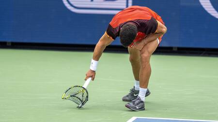Carlos Alcaraz destrozó su raqueta en el Masters 1000 de Cincinnati. Foto: REUTERS.