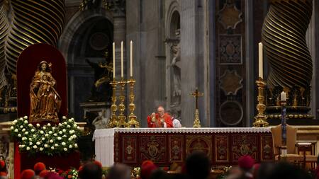 Giovanni Battista Re, el cardenal decano. Foto: REUTERS/Murad Sezer.