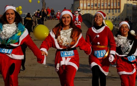 FOTOS de la Navidad en el mundo: los Papá Noel más extraños - Macedonia
