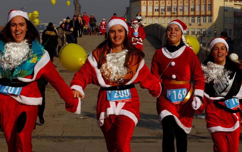 FOTOS de la Navidad en el mundo: los Papá Noel más extraños - Macedonia