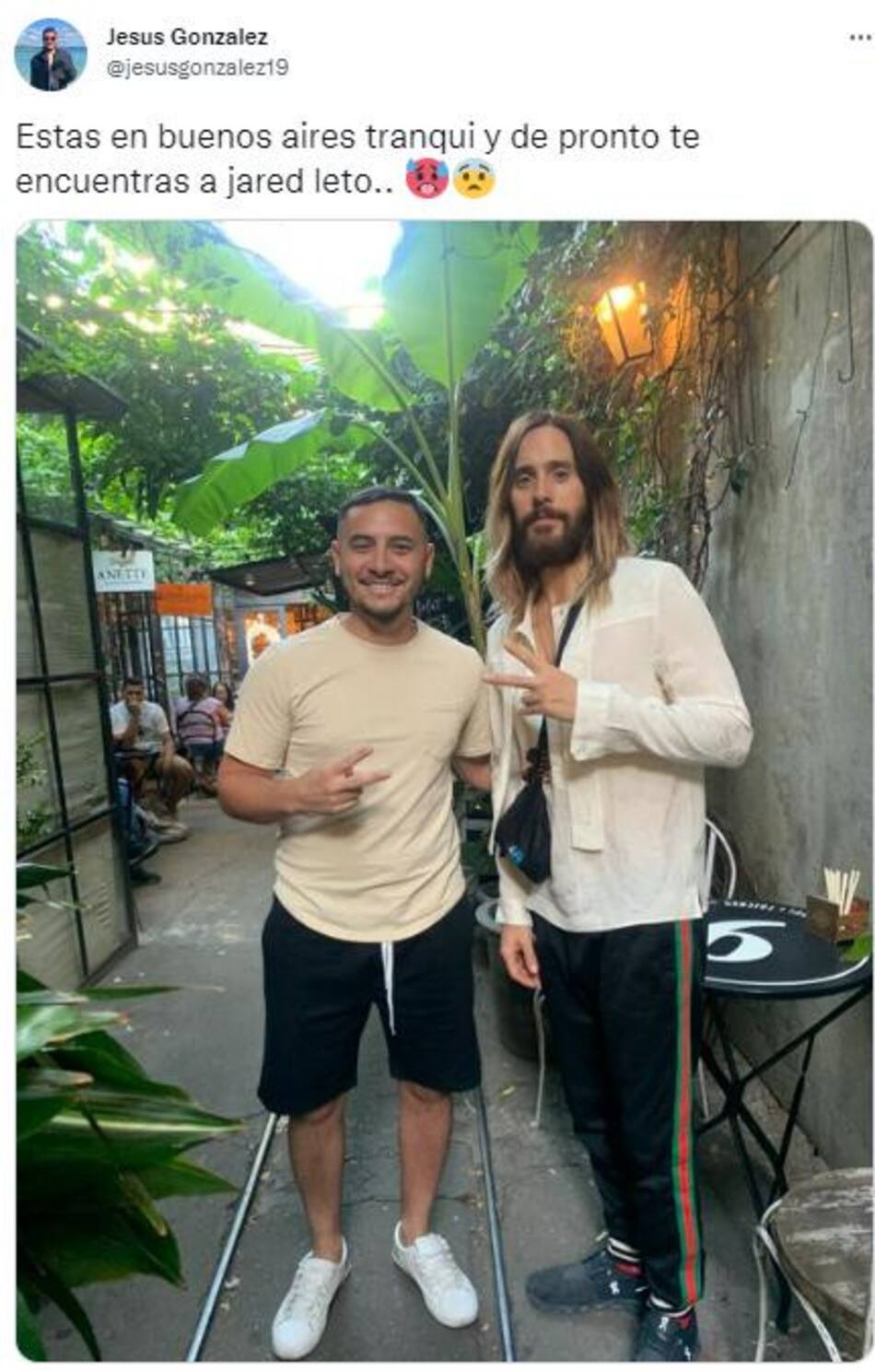 El fanático que se cruzó con Jared Leto. Foto: Twitter.