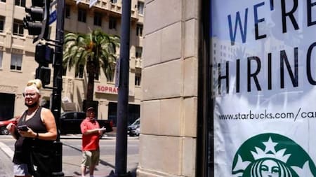 Un cartel de reclutamiento cuelga en Starbucks en Los Ángeles, NA