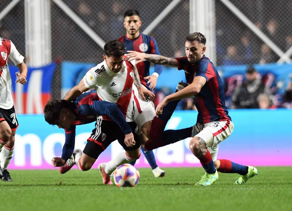 La fricción en el partido entre San Lorenzo y River Plate. Foto: Télam.