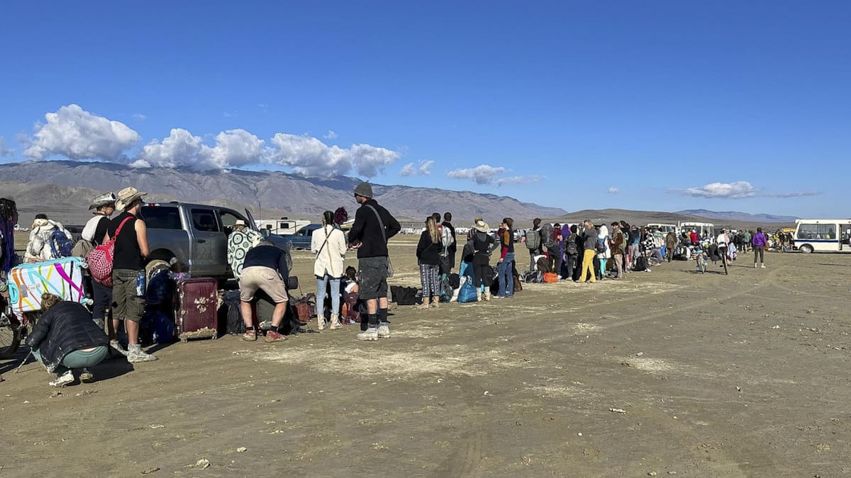Miles de personas logran marcharse del festival Burning Man. Foto: EFE.