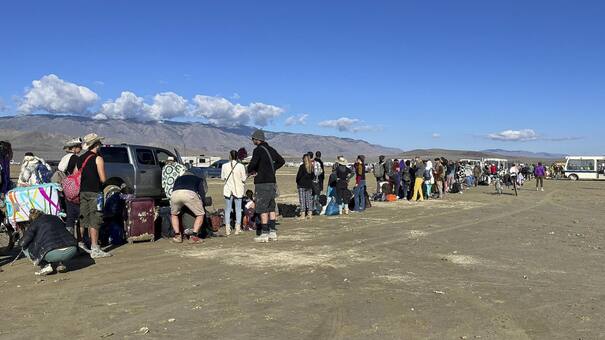 Burning Man: comenzó la salida de los asistentes al festival que dejó a más de 60.000 personas atrapadas por el barro