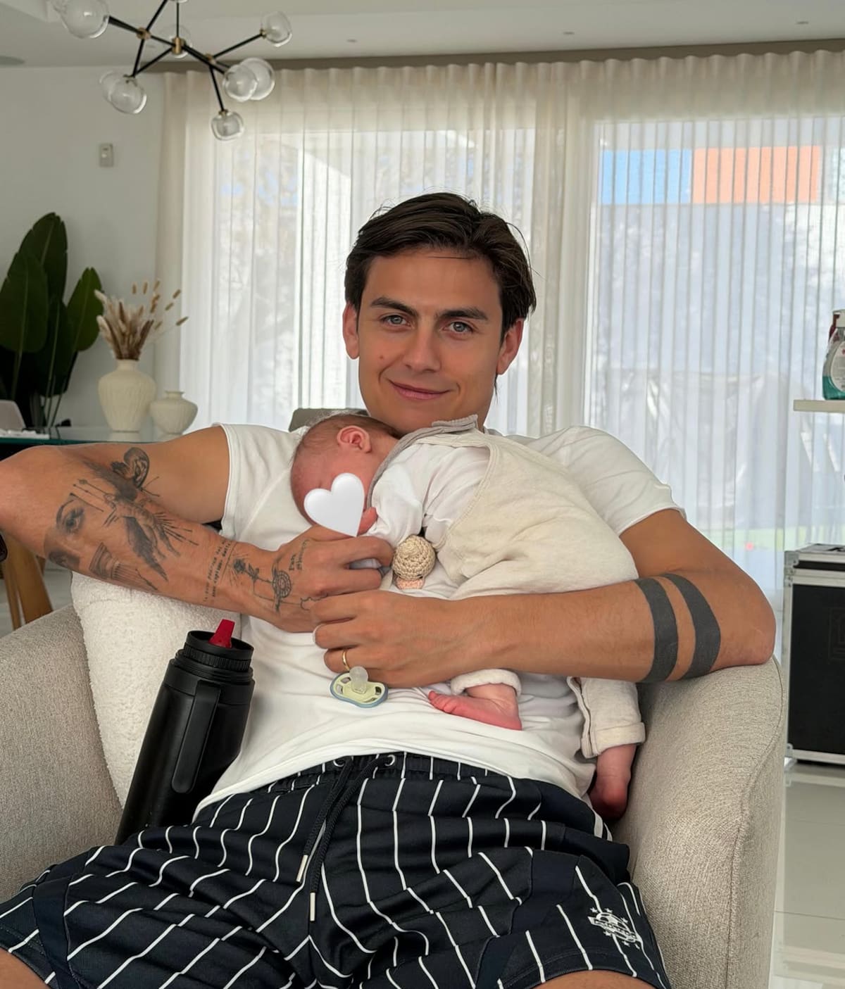 Oriana Sabatini y Paulo Dybala con su hija Gia