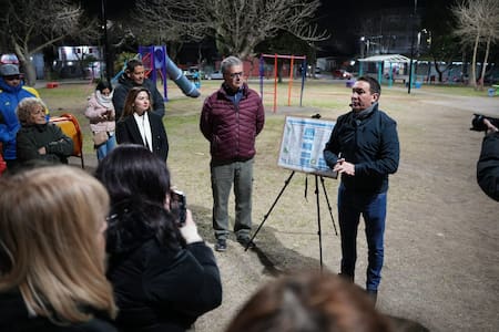 Andrés Watson supervisó recambio de luminarias en Florencio Varela.
