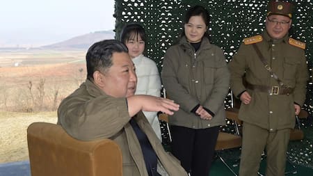 El líder norcoreano Kim Jong-un con su esposa Ri Sol-Ju y su hija.