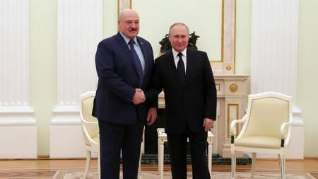 Vladimir Putin junto al presidente de Bielorusia, Alexander Lukashenko. EFE