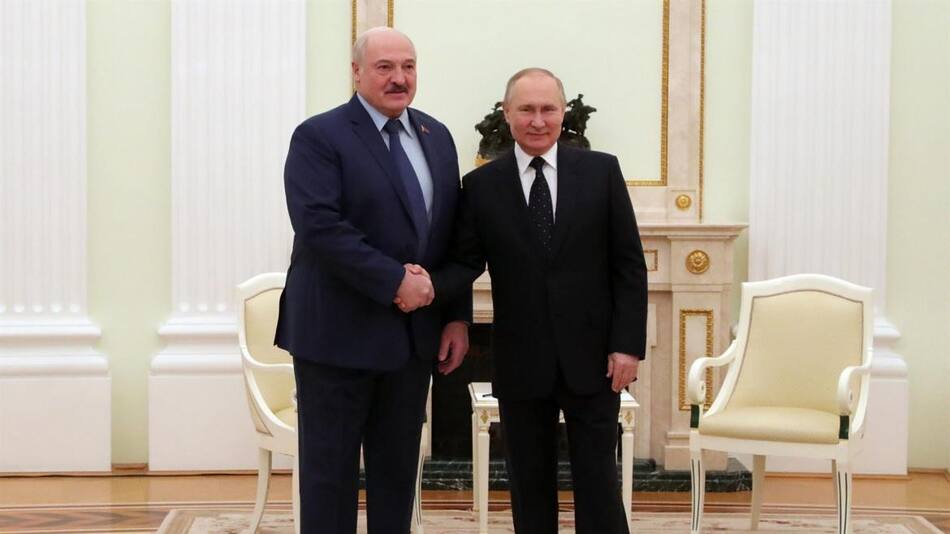 Vladimir Putin junto al presidente de Bielorusia, Alexander Lukashenko. EFE