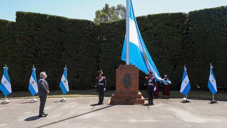 El presidente Alberto Fernández encabezó el acto por el bicentenario del primer izamiento de la bandera argentina en las Islas Malvinas, Foto NA