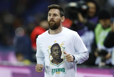 Homenaje del PSG para Pelé en la vuelta de Messi. Foto: REUTERS.