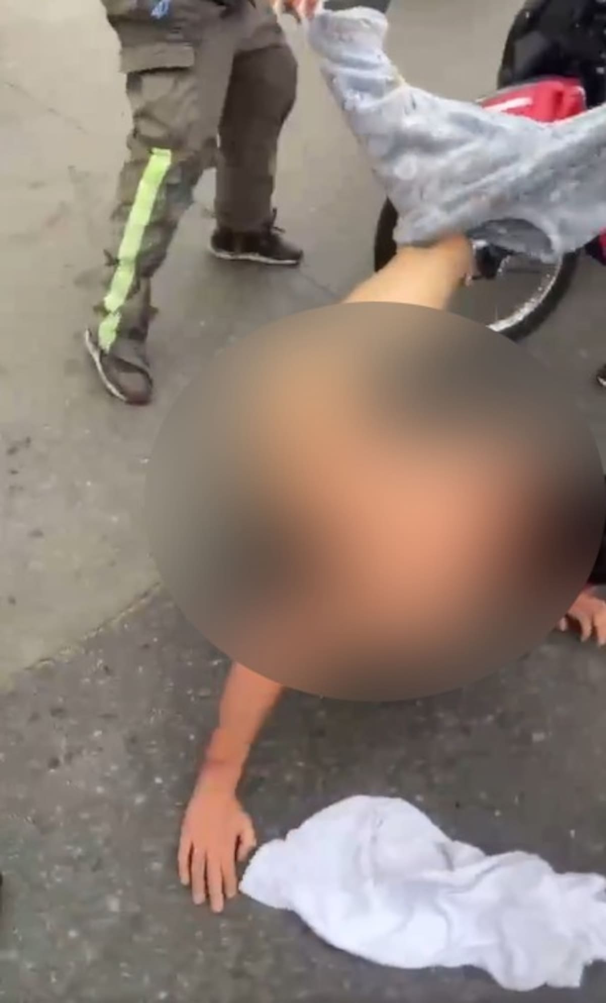 Un grupo de repartidores atacó a un joven de 20 años acusado de intentar robar una moto en Quilmes. La Policía intervino y el sospechoso fue liberado.