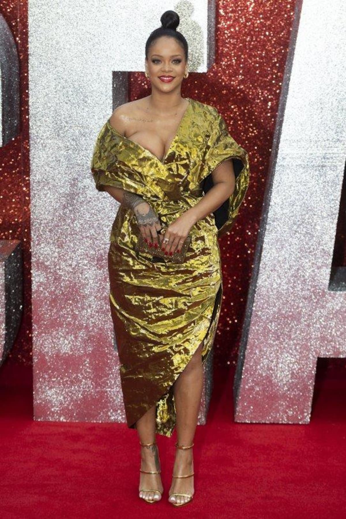 Rihanna deslumbra en Londres con un escote al límite