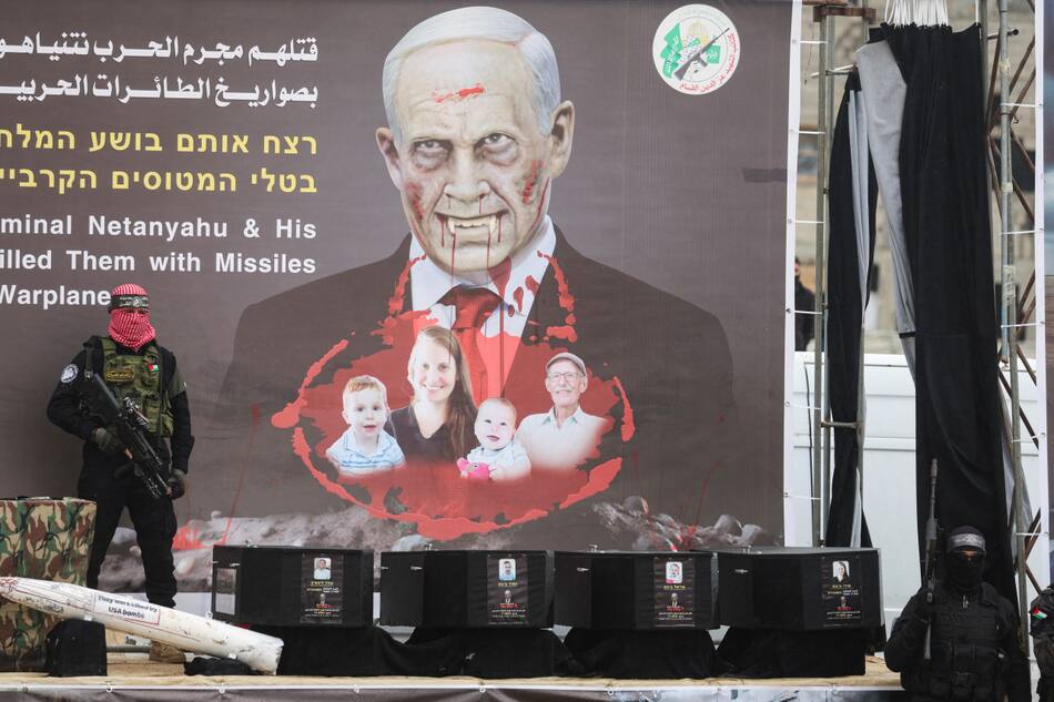 El dibujo de Benjamin Netanyahu en la entrega de los cuerpos sin vida de los rehenes. Foto: REUTERS/Ramadan Abed.