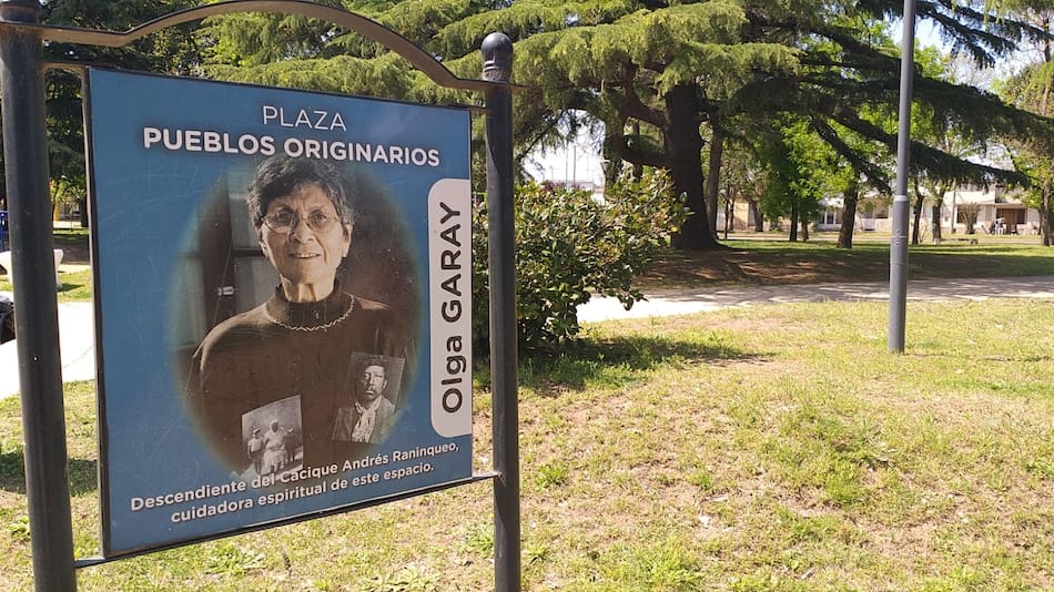 El cambio de nombre de plaza Roca a plaza Pueblos Originarios se ejecutó en 2018.