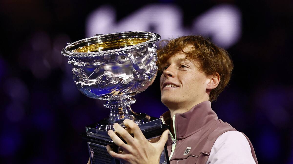 Sinner festejó con el trofeo después de ganar la final contra Daniil Medvedev. Foto: Reuters.