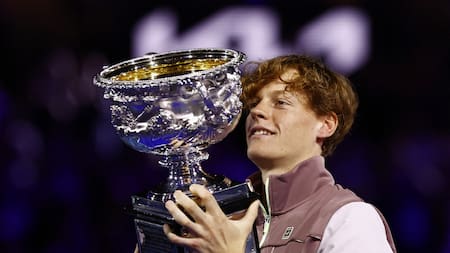 Sinner festejó con el trofeo después de ganar la final contra Daniil Medvedev. Foto: Reuters.