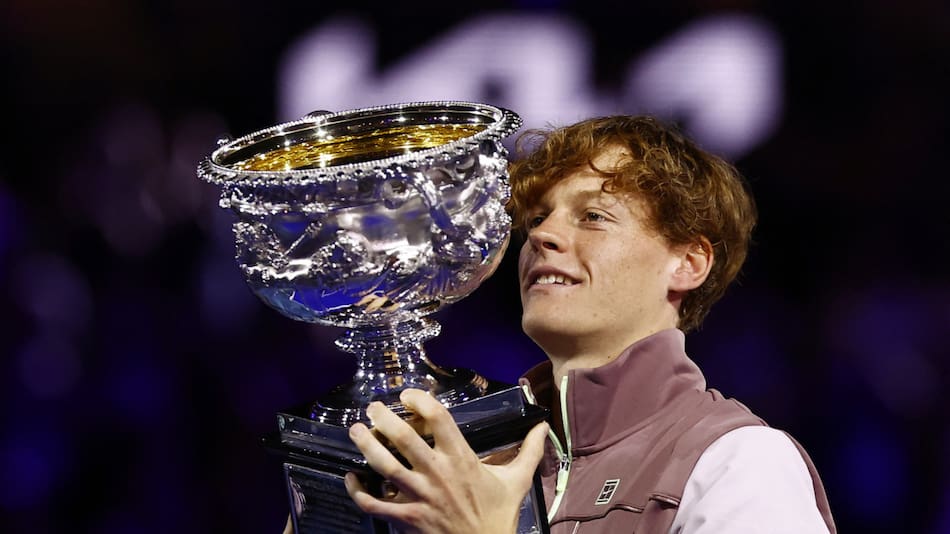 Sinner festejó con el trofeo después de ganar la final contra Daniil Medvedev. Foto: Reuters.