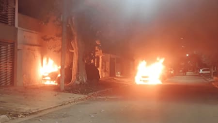 Autos incendiados en Rosario. Foto: Rosario3