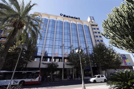 Sucursal de Sabadell en Alicante. Foto: EFE / Manuel Lorenzo