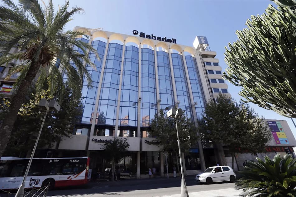 Sucursal de Sabadell en Alicante. Foto: EFE / Manuel Lorenzo