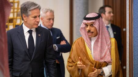 Antony Blinken con el ministro de Asuntos Exteriores saudí, Faisal bin Farhan al Saud. Foto: REUTERS.