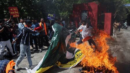 Activistas prenden fuego una bandera de Pakistán. Foto: Reuters (Amit Dave)