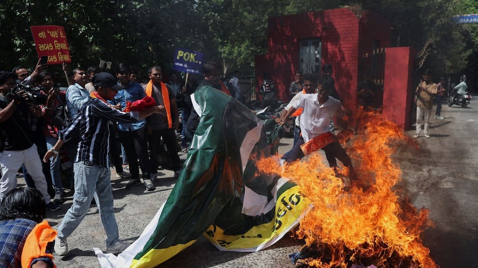 Activistas prenden fuego una bandera de Pakistán. Foto: Reuters (Amit Dave)