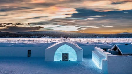 Una experiencia bajo cero: dónde queda el hotel de hielo que atrae a turistas de todo el mundo