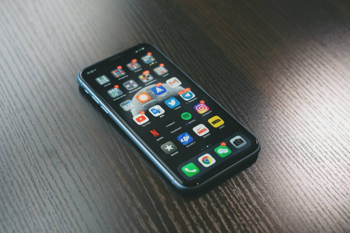 Los expertos aconsejan descargar las aplicaciones de fuentes confiables. Foto: Unsplash.