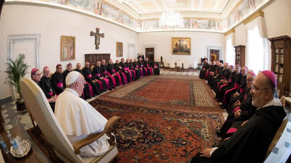Papa Francisco junto a obispos argentinos (Reuters)