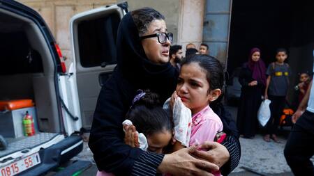Palestinos afectados por los bombardeos de Israel en Gaza. Foto: REUTERS.