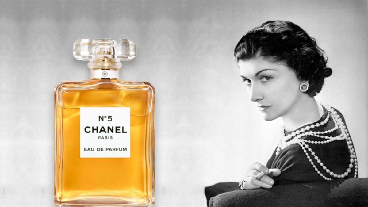 Coco Chanel con su perfume Chanel N 5