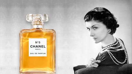 Coco Chanel con su perfume Chanel N 5