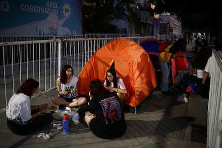Las fans de Taylor Swift acampando en el estadio River. Foto: Reuters.