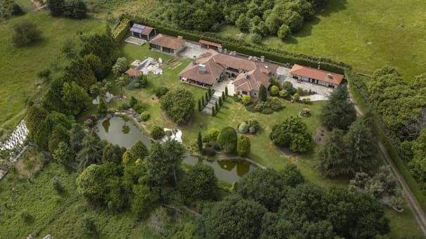 Cómo es la lujosa mansión que compró Julio Iglesias en el pueblo de su padre, donde pasará las vacaciones