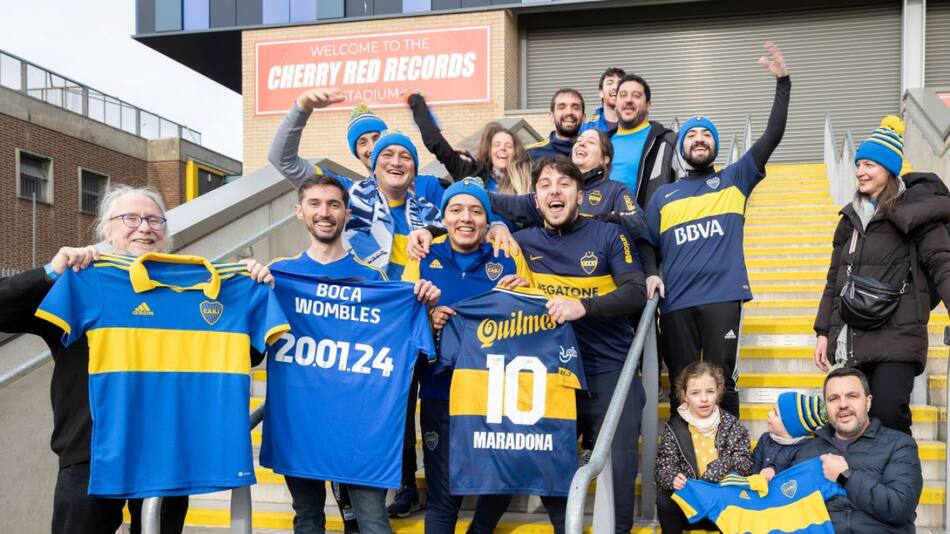 Hinchas de Boca en el estadio del AFC Wimbledon de Inglaterra. Foto: Twitter.