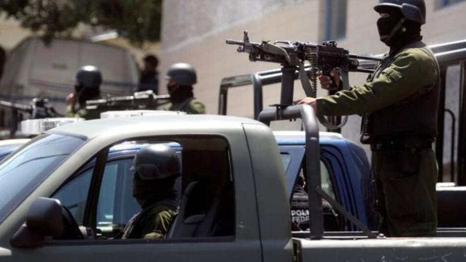 soldados hacen guardia frente a la morgue de la ciudad de Tijuana, donde se conservan cuerpos de miembros de las pandillas de narcotraficantes asesinados