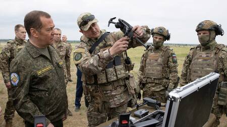 Dmitri Medvédev junto a militares rusos. Foto: Reuters.