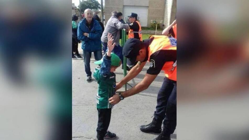 Falso cacheo policial a niño - Polémica - Fútbol