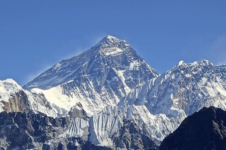 Hallan cuatro alpinistas muertos en el Everest