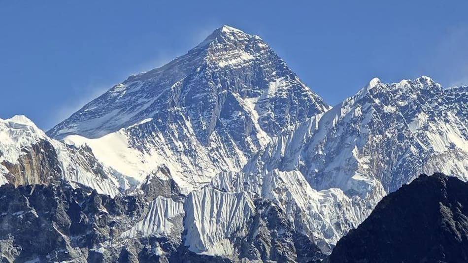 Hallan cuatro alpinistas muertos en el Everest